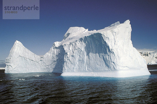 Antarktis  Königin-Maud-Land  Eisberge