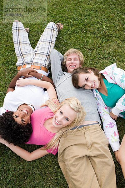 Teenager-Freunde auf Gras liegend