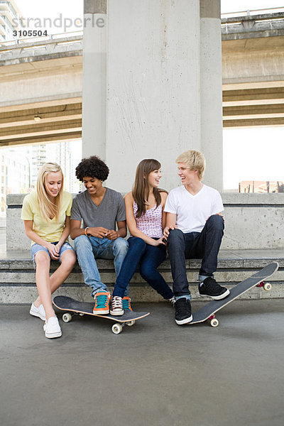 Teenager-Freunde mit Skateboards
