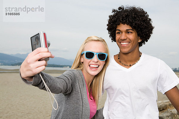 Teenager-Paar mit Digitalkamera