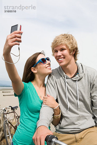 Teenager-Paar mit Digitalkamera