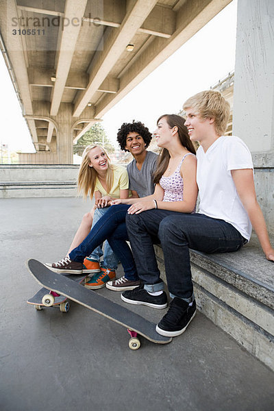 Teenager-Freunde mit Skateboards