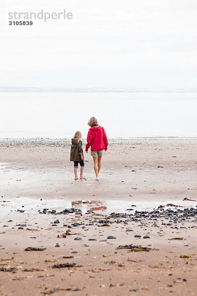 Mutter und Tochter auf dem Weg zum Meer
