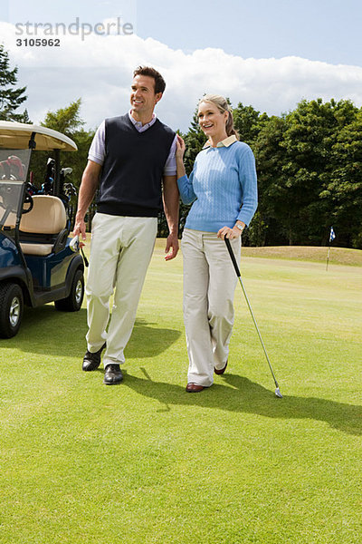 Paar  das auf dem Golf-Fairway läuft