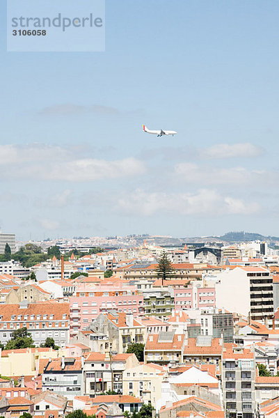Flugzeug über Lissabon