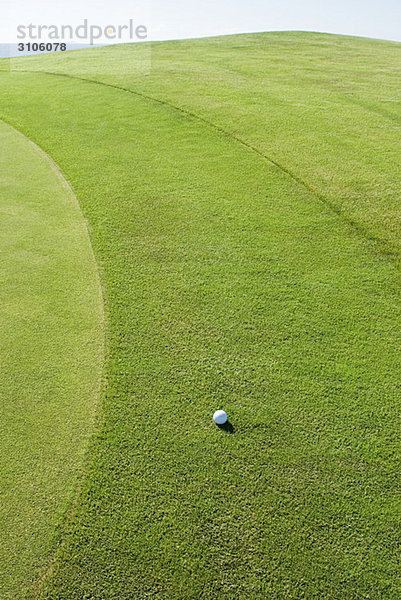 Golfball auf dem Golfplatz