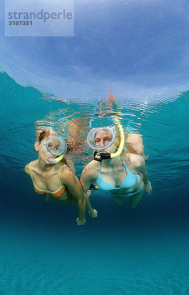 Zwei junge Frauen beim Schnorcheln  Bali  Indischer Ozean  Unterwasseraufnahme