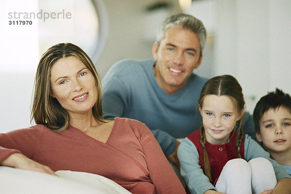 Frau sitzend mit Mann und zwei Kindern  Portrait