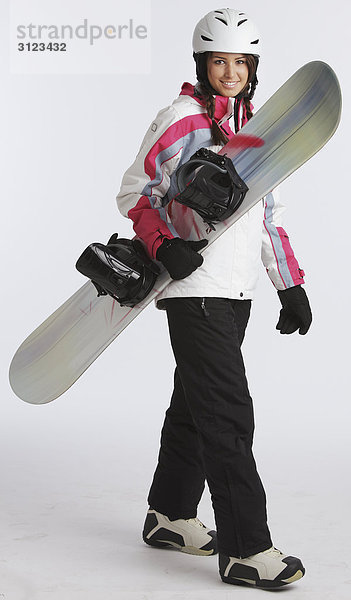 Frau trägt Snowboard