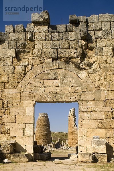 Blick durch ein Tor inmitten einer Ruine in Perge  Türkei