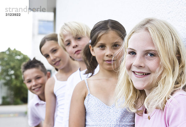 Kinder in einer Reihe stehend  Frontal