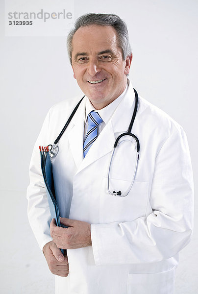 Ein Arzt lächelt in die Kamera  Porträt
