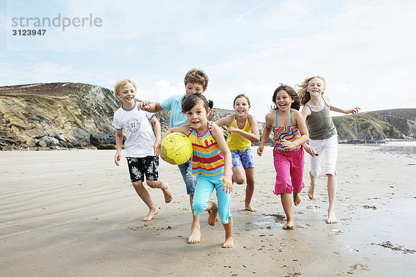 Kinder rennend am Strand