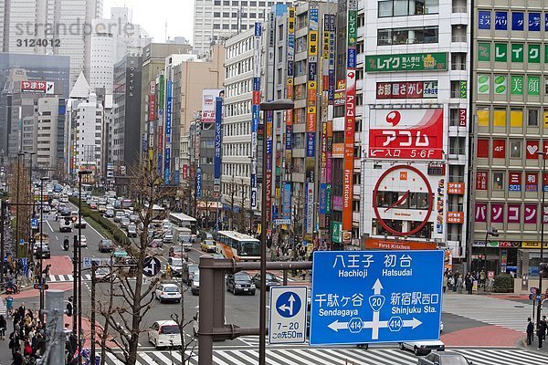 Blick auf eine belebte Straße  Tokyo  Japan  Erhöhte Ansicht