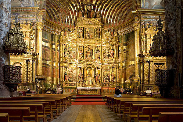 Innenbereich einer Kirche  Blick auf den Altar  Elciego  Spanien