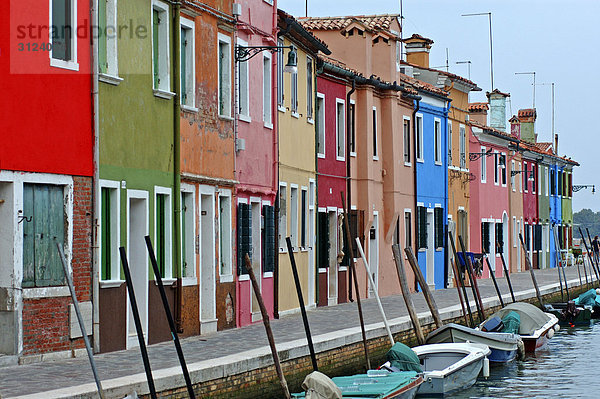 Farbenfrohe Häuser in Burano  Venedig  Italien