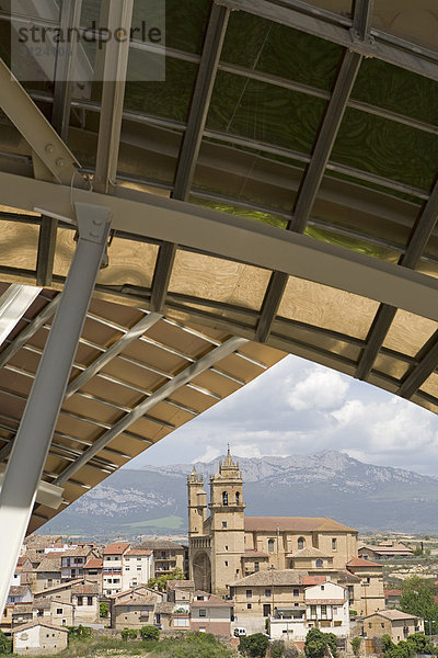 Blick auf die Kirche in Elciego  Spanien  Erhöhte Ansicht
