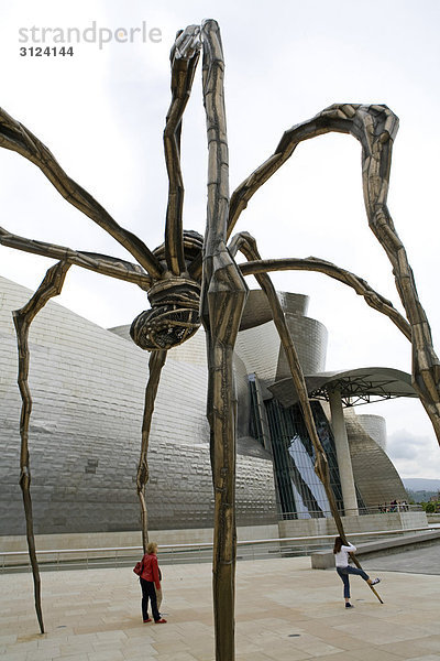 Skulptur vor dem Guggenheim-Museum  Bilbao  Spanien  Flachwinkelansicht