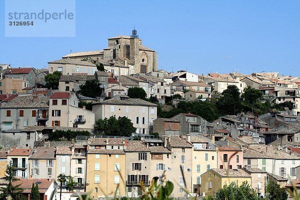 Blick auf die Stadt Valensole  Frankreich  Flachwinkelansicht
