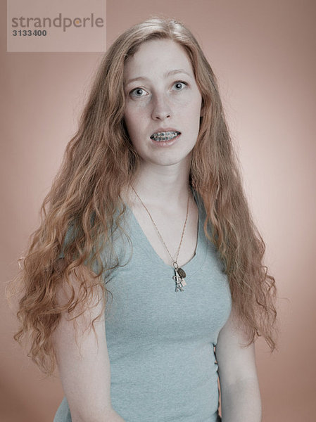 Porträt einer Frau mit Zahnspange