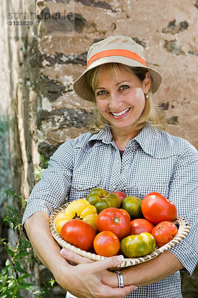 Frau mit Tomatenschale