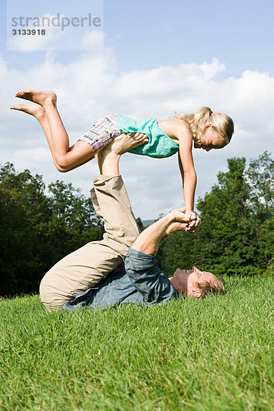 Vater und Tochter spielen im Park