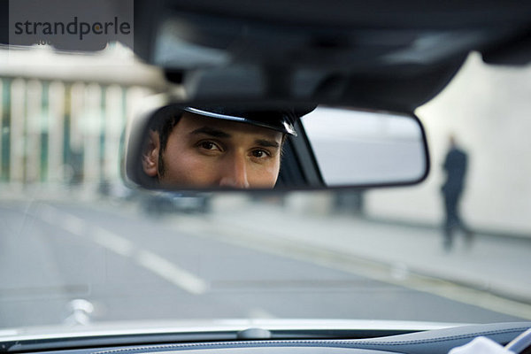 Chauffeur mit Blick in den Rückspiegel