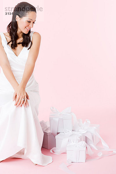 Braut beim Anblick von Hochzeitsgeschenken