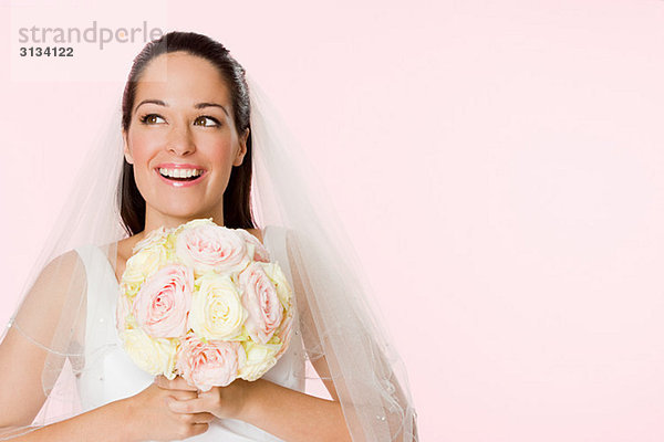 Lächelnde Braut mit Blumenstrauß