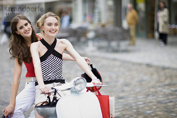 Freundinnen auf einem Motorroller