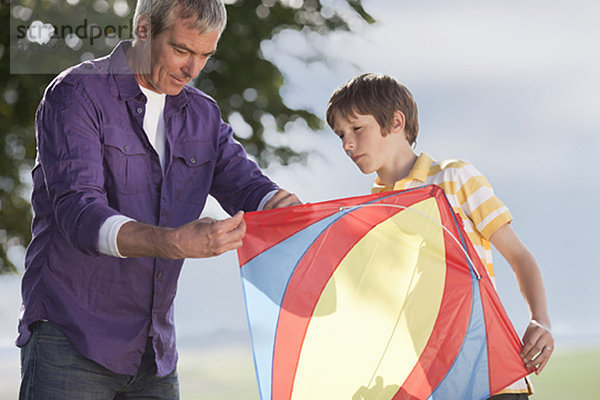 Vater und Sohn bauen Drachen