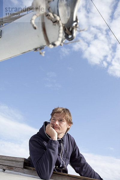 Mann auf einem Boot mit Blick aufs Meer