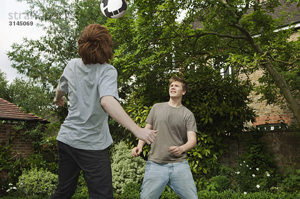 Jungen spielen Fußball