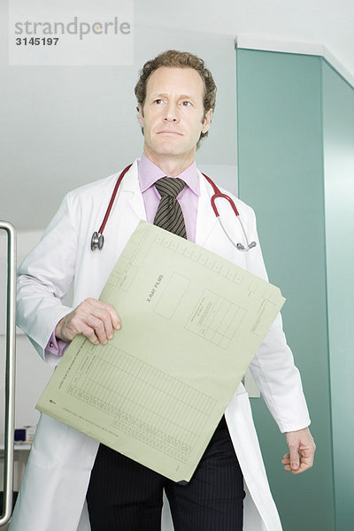 Ein Arzt mit einigen Notizen