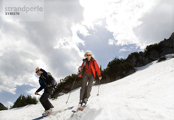 Seniorenpaar Skifahren in den Bergen