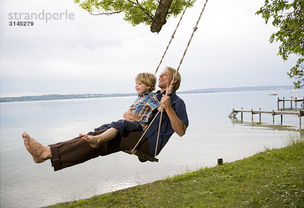 Vater mit Sohn auf Schaukel