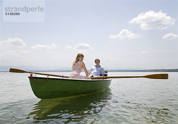 Frau und Mann Ruderboot auf dem See