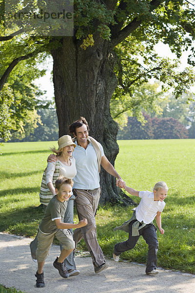 Eine Familie beim Spaziergang im Park