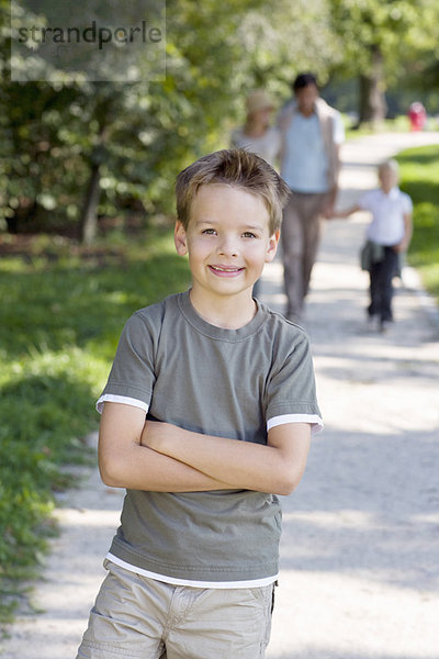 Ein Porträt eines Jungen im Park