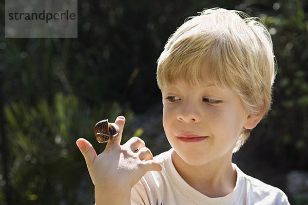 Ein kleiner Junge mit einer Schnecke