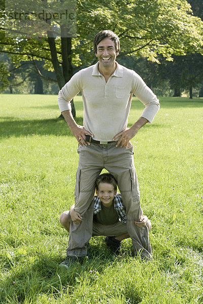 Ein Vater und Sohn im Park.