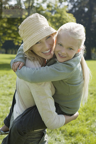 Ein junges Mädchen und ihre Mutter im Park