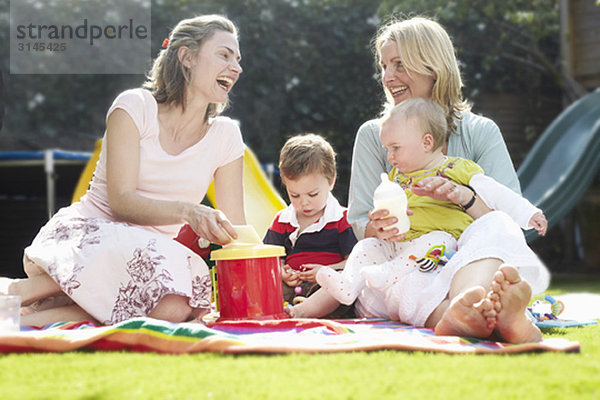 Mütter beim Picknick