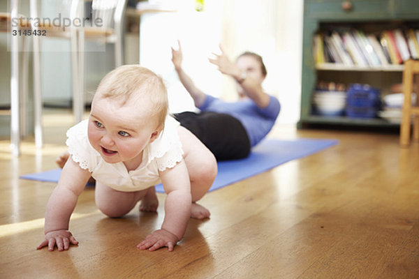 Mama beim Yoga mit einem Baby