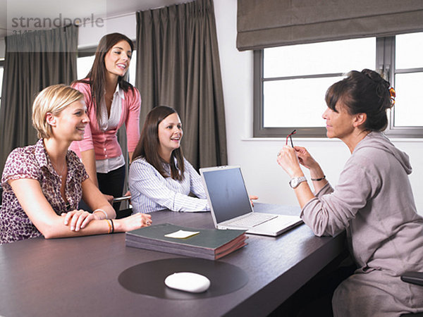 Frauen bei einem Wiedersehen im Büro