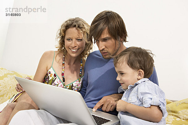 Familie mit Computer