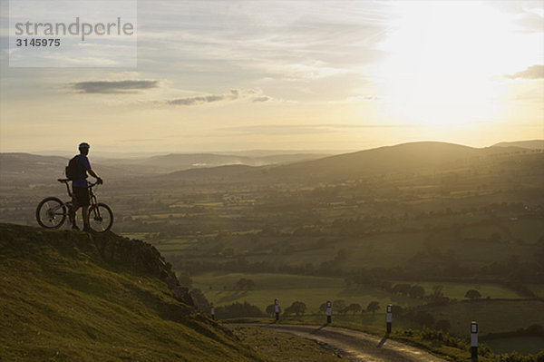 Mountainbiker mit Blick auf den Sonnenuntergang.