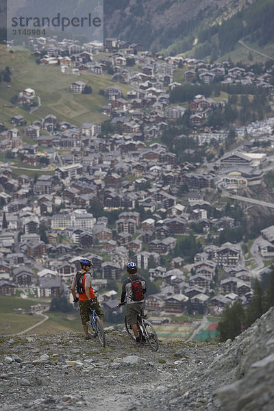 Mountainbiker  die sich in den Alpen ausruhen