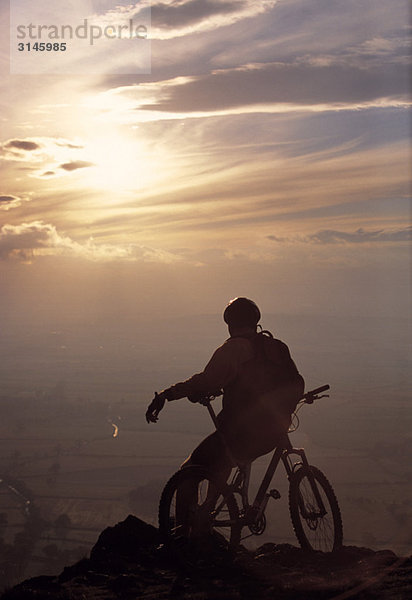 Mountainbiker beim Sonnenuntergang