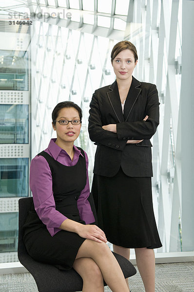 Portrait von zwei Geschäftsfrauen.